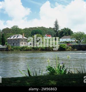 Drei historische Gebäude in Kerikeri, North Island, Neuseeland. Auf der linken Seite befindet sich Neuseelands ältestes Steingebäude, der Settlers Store, ein Lagerhaus aus dem Jahr 1835, und auf der rechten Seite das älteste Holzgebäude, das Mission House (oder Kemp House) aus dem Jahr 1820. Das kleine Gebäude in der Mitte ist die St. James Kirche. Kerikeri wird oft als die Wiege der Nation beschrieben und ist der Standort der ersten permanenten Missionsstation des Landes. Hier befinden sich einige der historischsten Gebäude des Landes. Stockfoto