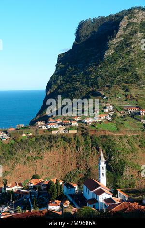 Blick auf das Dorf Faial an der Nordküste Madeiras, mit Penha de Aguia (Adlerfelsen) auf der rechten Seite. Stockfoto