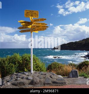 Der Wegweiser am Stirling Point, Bluff, South Island, Neuseeland, zeigt die Entfernungen zu großen Städten auf der ganzen Welt. Bluff ist die südlichste Stadt Neuseelands. Stockfoto
