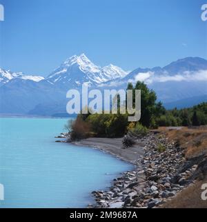 Blick auf den Pukaki-See mit Mount Cook (Aoraki) am Horizont, Südinsel, Neuseeland. Der See wird am nördlichen Ende vom Tasman River gespeist. Stockfoto