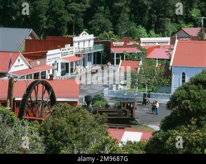 Allgemeiner Blick auf Shantytown, eine Nachbildung einer typischen Goldgräberstadt der Westküste aus den 1880er Jahren in der Nähe von Paroa, Greymouth, South Island, Neuseeland. Die Shantytown wurde 1971 erbaut und ist eine kommerzielle Touristenattraktion. Stockfoto