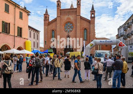 Die Nachwirkungen eines Straßenfestivals in Alba, der italienischen Hauptstadt der Trüffel. Stockfoto