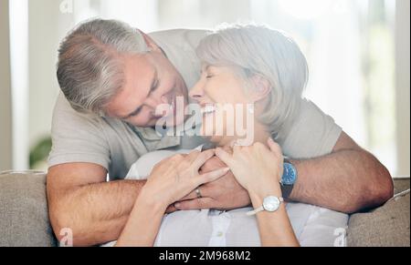 Eine Familie ist ein riskantes Unterfangen, aber es lohnt sich. Ein reifes Paar, das zu Hause auf der Couch sitzt. Stockfoto