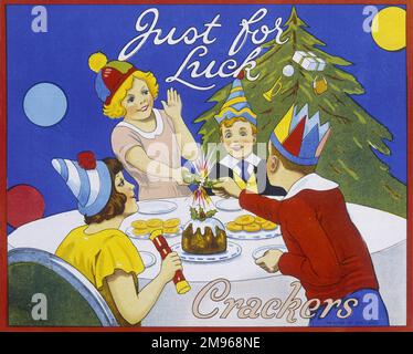 Label aus einer Schachtel Cracker mit „Just for Luck“, in der eine Gruppe von vier Kindern einen zivilisierten Weihnachtstee genießt und Cracker über den Tisch zieht. Stockfoto