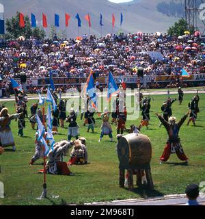 Eine traditionelle Tanzvorführung während des jährlichen Naadam Festivals im Stadion von Ulaanbaatar (oder Ulan Bator), der Hauptstadt der Mongolei. Typische Spiele, die während dieses Wettbewerbsfestivals gespielt werden, sind Ringen, Bogenschießen und Pferderennen. Stockfoto