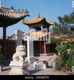 Teil des Da Zhao Tempels (bedeutet Infinite Temple), ein buddhistisches Kloster in Hohhot, der inneren Mongolei, in der Volksrepublik China. Hohhot ist die Hauptstadt der inneren Mongolischen Autonomen Region und dient als administratives, wirtschaftliches und kulturelles Zentrum der Region. Das Kloster selbst wurde 1579 während der Ming-Dynastie erbaut und ist ein Veranstaltungsort für buddhistische Festivals, die das ganze Jahr über stattfinden. Eine der Drachenskulpturen, die sich auf die mongolische Legende beziehen, ist auf diesem Foto zu sehen. Stockfoto