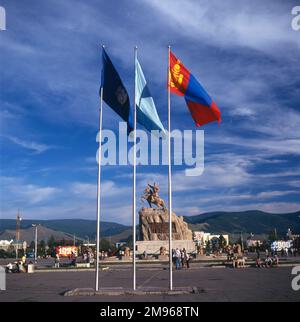 Drei Flaggen vor dem Denkmal von SUKE Baatar (der Nationalheld der Mongolei im Kampf um die Unabhängigkeit, Damdin Sukhbaatar, 1893-1923) auf dem Sukhbaatar-Platz in Ulaanbaatar (oder Ulan Bator), Hauptstadt der Mongolei. Stockfoto