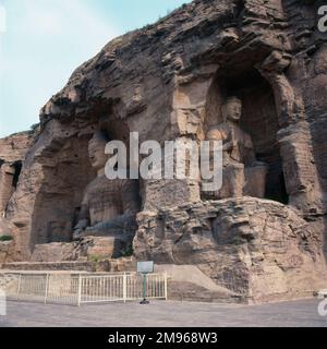 Zwei sitzende Buddha-Statuen aus dem Felsen in den Yungang (Cloud Ridge) Caves oder Grottoes in Datong, Provinz Shanxi, in der Volksrepublik China. Stockfoto