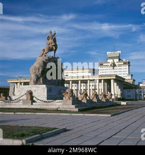 Blick auf das Denkmal des SUKE Baatar (der Nationalheld der Mongolei im Kampf um die Unabhängigkeit, Damdin Sukhbaatar, 1893-1923) auf dem Sukhbaatar-Platz, mit dem Kulturzentrum im Hintergrund, in Ulaanbaatar (oder Ulan Bator), der Hauptstadt der Mongolei. Stockfoto