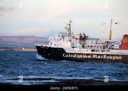 Troon, Ayrshire, Schottland, Großbritannien. MV Hebridische Inseln, Abfahrt von Troon für eine nicht standardmäßige Segeltour nach Arran. Zweimal täglich nur Fracht von Troon, um Platz auf dem Ardrossan-Boot zu schaffen. Das Schiff HEBRIDEN INSELN ist ein Passagier-/Ro-Ro-Frachtschiff, das 1985 gebaut wurde (38 Jahre alt) und derzeit unter der Flagge des Vereinigten Königreichs (UK) fährt. Stockfoto