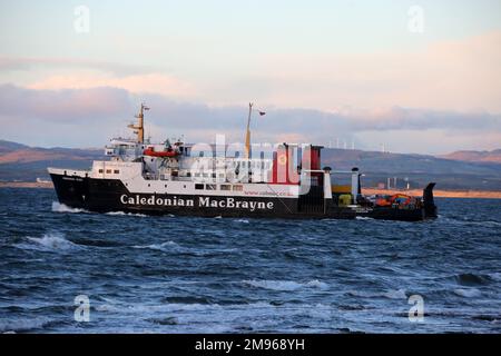 Troon, Ayrshire, Schottland, Großbritannien. MV Hebridische Inseln, Abfahrt von Troon für eine nicht standardmäßige Segeltour nach Arran. Zweimal täglich nur Fracht von Troon, um Platz auf dem Ardrossan-Boot zu schaffen. Das Schiff HEBRIDEN INSELN ist ein Passagier-/Ro-Ro-Frachtschiff, das 1985 gebaut wurde (38 Jahre alt) und derzeit unter der Flagge des Vereinigten Königreichs (UK) fährt. Stockfoto