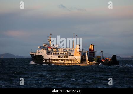 Troon, Ayrshire, Schottland, Großbritannien. MV Hebridische Inseln, Abfahrt von Troon für eine nicht standardmäßige Segeltour nach Arran. Zweimal täglich nur Fracht von Troon, um Platz auf dem Ardrossan-Boot zu schaffen. Das Schiff HEBRIDEN INSELN ist ein Passagier-/Ro-Ro-Frachtschiff, das 1985 gebaut wurde (38 Jahre alt) und derzeit unter der Flagge des Vereinigten Königreichs (UK) fährt. Stockfoto