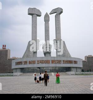 Blick auf das Denkmal zur Gründung der nordkoreanischen Arbeiterpartei in Pjöngjang, der Hauptstadt Nordkoreas. Im Auftrag von Kim Il Sung (1912-1994) und im Oktober 1996 errichtet, um 50 Jahre seit der Gründung der Partei zu feiern, repräsentieren der Hammer (links) und die Sichel (rechts) den Triumph der Arbeiter und Bauern, während der Pinsel (Mitte) den Erfolg von Intellektuellen und Profis symbolisiert. Das Denkmal ist 50 Meter hoch. Stockfoto