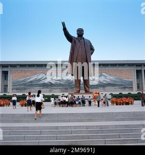 Eine riesige Statue von Kim Il Sung (1912-1994), dem kommunistischen Führer Nordkoreas. Die Statue ist der Mittelpunkt des Mansudae Grand Monument und befindet sich am Mansu Hill, Pyongyang, der Hauptstadt von Nordkorea. Sie wurde 1972 erbaut, um dem 60. Geburtstag des Führers zu gedenken. Kim Il Sung führte Nordkorea von seiner Gründung im Jahr 1948 bis zu seinem Tod, zunächst als Premierminister und später als Präsident. Der Legende nach sollte die Statue ursprünglich 40 Meter hoch sein, aber Kim Il Sungs Bescheidenheit verlangte, dass sie kleiner sein sollte. Stockfoto