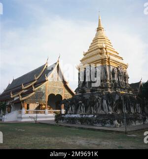 Blick auf zwei Gebäude des Wat Chiang man, dem ältesten Tempel in Chiang Mai, Thailand. Der Bau des Tempels begann Ende des 13. Oder frühen 14. Jahrhunderts. Stockfoto