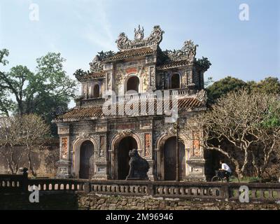 Blick auf das Hien-Nhon-Tor, Eingang zur ehemaligen kaiserlichen Stadt Hue in der Provinz Thua Thien Hue, Vietnam. Es wurde während der Tet-Offensive von 1968 beschädigt, wurde aber seitdem restauriert. Stockfoto