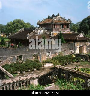 Der thailändische Binh Reading Pavillon in der ehemaligen kaiserlichen Stadt Hue in der Provinz Thua Thien Hue, Vietnam. Dies war ursprünglich die Bibliothek des Kaisers und der Lesepavillon, erbaut unter Thieu Tri in den 1840er Jahren. Heute wird es als Ausstellungszentrum genutzt. Stockfoto