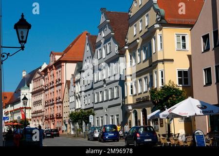 Eine Reihe malerischer alter Häuser in der Königstraße, der Hauptstraße von Dillingen an der Donau, Bayern. Stockfoto