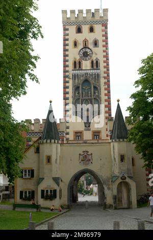 Blick auf das gotische Bayerische Tor, der 1425 erbaute Bayertor, am nördlichen Eingang der Stadt Landsberg am Lech, Bayern, Deutschland. Stockfoto