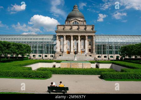 Blick auf die Bayerische Staatskanzlei in München. Sie umfasst das Büro des bayerischen Ministerpräsidenten und der bayerischen Landesregierung sowie das bayerische Staatsministerium für Bundes- und Europaangelegenheiten. Stockfoto