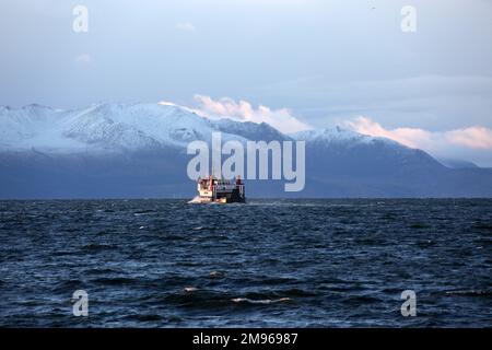 Troon, Ayrshire, Schottland, Großbritannien. MV Hebridische Inseln, Abfahrt von Troon für eine nicht standardmäßige Segeltour nach Arran. Zweimal täglich nur Fracht von Troon, um Platz auf dem Ardrossan-Boot zu schaffen. Das Schiff HEBRIDEN INSELN ist ein Passagier-/Ro-Ro-Frachtschiff, das 1985 gebaut wurde (38 Jahre alt) und derzeit unter der Flagge des Vereinigten Königreichs (UK) fährt. Stockfoto