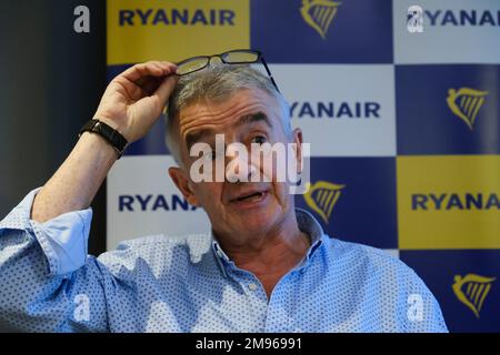 Brüssel, Belgien. 17. Januar 2023. Michael O'Leary, CEO der irischen Billigfluggesellschaft Ryanair, hält am 17. Januar 2023 eine Pressekonferenz in Brüssel, Belgien. Kredit: ALEXANDROS MICHAILIDIS/Alamy Live News Stockfoto