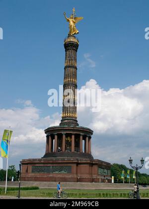 Die Siegessäule in Berlin, Deutschland, wurde in den 1860er Jahren entworfen, um dem preußischen Sieg im Dänisch-preußischen Krieg zu gedenken. Bei seiner Eröffnung im Jahr 1873 hatte Preußen auch Österreich im Austro-Preußischen Krieg (1866) und Frankreich im Französisch-Preußischen Krieg (1870-71) besiegt. Die geflügelte Bronzeskulptur oben ist von der allegorischen Figur Victoria. Stockfoto