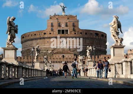 Blick auf das Castel Sant'Angelo (manchmal auch bekannt als Mausoleum von Hadrian) am Ende der Sant'Angelo-Brücke, über den Tiber in Rom, Italien. Stockfoto