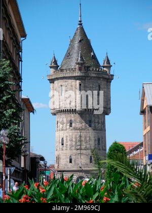 Blick auf einen alten Turm im Stadtzentrum von Drobeta-Turnu-Severin, Oltenia, Rumänien. Stockfoto