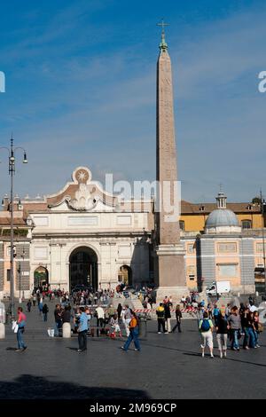 Blick auf die Piazza del Popolo in Rom, Italien, mit dem ägyptischen Obelisken Ramses II von Heliopolis (bekannt als Obelisco Flaminio) im Zentrum, das 10 v. Chr. nach Rom gebracht wurde. Stockfoto