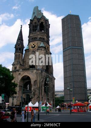 Die evangelische Kaiser-Wilhelm-Gedächtniskirche am Kurfürstendamm in Berlin. Es wurde 1943 bei einem Bombenangriff schwer beschädigt. Das gegenwärtige Gebäude, bestehend aus einer Kirche mit einem angehängten Foyer und einem separaten Glockenturm mit einer angehängten Kapelle, wurde zwischen 1959 und 1963 erbaut. Der beschädigte Turm der alten Kirche wurde erhalten und das Erdgeschoss wurde in eine Gedenkhalle umgewandelt. Stockfoto