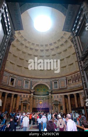 Das Innere des Pantheons in Rom, Italien, mit einer Menge Touristen unter der Kuppel. Er wurde von Marcus Agrippa als Tempel für alle Götter des antiken Roms erbaut und vom Kaiser Hadrian etwa 126 v. Chr. wiederaufgebaut. Stockfoto