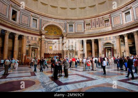 Das Innere des Pantheons in Rom, Italien, mit einer Menge Touristen in der Rotunde. Er wurde von Marcus Agrippa als Tempel für alle Götter des antiken Roms erbaut und vom Kaiser Hadrian etwa 126 v. Chr. wiederaufgebaut. Stockfoto