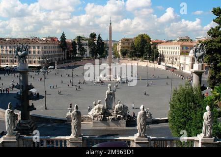 Blick auf die Piazza del Popolo in Rom, Italien, mit dem ägyptischen Obelisken Ramses II von Heliopolis (bekannt als Obelisco Flaminio) im Zentrum und dem Romulus- und Remus-Brunnen (Fontana della Dea Roma) im Vordergrund. Stockfoto