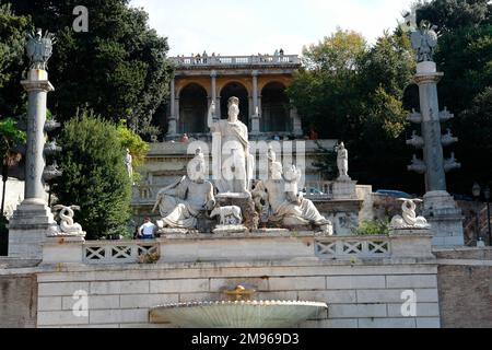 Blick auf den Romulus- und Remus-Brunnen (Fontana della Dea Roma) auf der Piazza del Popolo in Rom, Italien. Der Brunnen repräsentiert die Göttin Dea Roma, bewaffnet mit Lanze und Helm. Vor ihr ist eine kleine Skulptur der Wölfin, die Romulus und Remus füttert. Stockfoto
