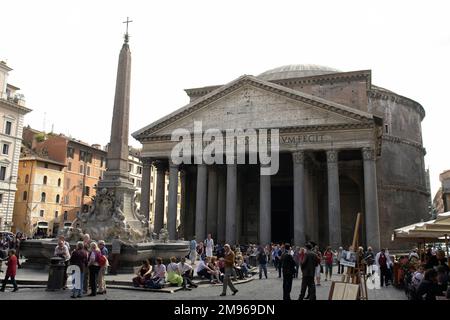 Blick auf den Eingang zum Pantheon, mit einem Brunnen in der piazza vor dem Hotel. Das Pantheon wurde von Marcus Agrippa als Tempel für alle Götter des antiken Roms erbaut und vom Kaiser Hadrian etwa 126 v. Chr. wiederaufgebaut. Stockfoto