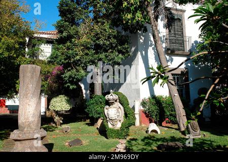 Blick auf den Garten des Museums Quinta das Cruzes (Landhaus der Kreuze) in Funchal, Madeira, Portugal. Das Museum wurde 1953 eröffnet und enthält eine große Auswahl an Relikten und Antiquitäten, die mit der Geschichte der Insel verbunden sind. Stockfoto