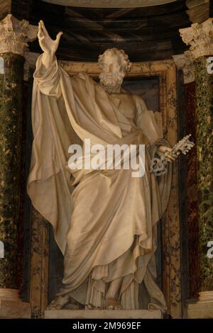 Statue des Petersdoms in der Basilika di San Giovanni in Laterano (Basilika St. John Lateran) in Rom, Italien. Diese Kathedrale ist der offizielle kirchliche Sitz des Bischofs von Rom, d. h. des Papstes. Stockfoto