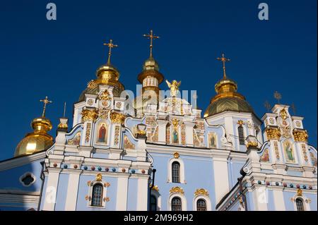 St. Michaels (Mykhailovsky) Kathedrale mit ihren vielen goldenen Kuppeln, auf dem Mykhailivska Platz, Kiew, Ukraine. Benannt nach Kiews schutzpatron, dem Erzengel Michael, stammt er aus dem frühen 12. Jahrhundert, mit späteren Ergänzungen. Kiew ist bekannt als die Stadt der 200 Kirchen, die Stadt der goldenen Kuppeln und das Jerusalem der Länder von Rus. Stockfoto