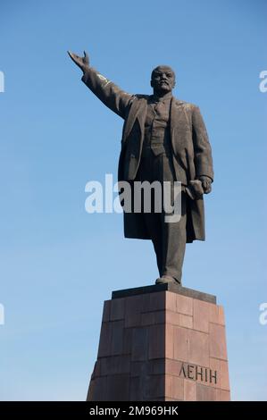 Blick auf die Statue des kommunistischen Führers Wladimir Iljitsch Lenin (1870-1924) auf einem Denkmal in Zaporozhye (oder Zaporizhia) im Süden der Zentralukraine. Die Stadt hieß früher Aleksandrowsk, wurde aber 1921 umbenannt. Stockfoto