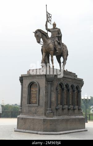 Blick auf die Reiterstatue des Gründers der Stadt Wladimir, Wladimir II Monomach (1053-1125), einem Großfürsten von Kievan Rus. Er soll die Stadt 1108 gegründet haben, obwohl einige Wissenschaftler glauben, dass sie älter ist als diese. Es war eine der mittelalterlichen Hauptstädte Russlands. Stockfoto