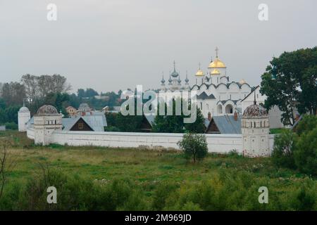 Blick auf das Pokrov-Kloster oder das Kloster der Fürsprache in Suzdal, Russland. Es wurde 1364 gegründet und umfasst Hotelunterkünfte. Stockfoto