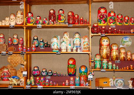 Eine Ausstellung von Souvenirs, einschließlich traditioneller russischer Holzpuppen, die im Museumsshop in Rostow Velikij (Rostow der große), Russland verkauft werden. Stockfoto