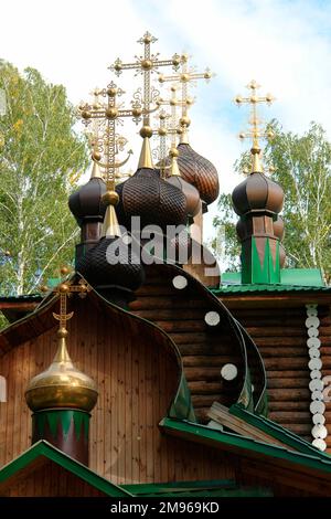 Eine neu erbaute Kirche mit Zwiebelkuppeln und Kreuzen, die zum Kloster Ganina Yama bei Jekaterinburg, Russland, gehört. Das Kloster ist nach dem stillgelegten Minenschacht benannt, in dem die Leichen von Zar Nicholas II. Und seiner Familie in der Nacht vom 17. Juli 1918 geworfen wurden. Es wurden sieben Kirchen gebaut, jede davon einem Familienmitglied gewidmet. Stockfoto