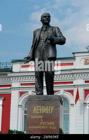 Statue des kommunistischen Führers Wladimir Iljitsch Lenin (1870-1924) vor einer Bank in der Stadt Wladimir, Russland. Stockfoto