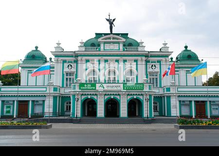 Vorderansicht des Theaters auf der Lenin Street in der Stadt Omsk, Sibirien, Russland. Stockfoto