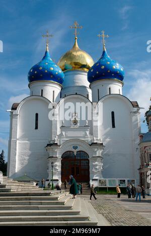 Haupteingang zur Himmelskathedrale, in der Stadt Sergijew Posad, Russland. Die Kathedrale wurde im 16. Jahrhundert erbaut und ist Teil des Komplexes des Dreifaltigkeitslasters (Kloster) von St. Sergius, dem spirituellen Zentrum der Russisch-orthodoxen Kirche, die 1345 vom Heiligen Sergius von Radonezh gegründet wurde. Stockfoto