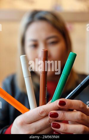 Frau mit mehrfarbigen Markern. Stockfoto