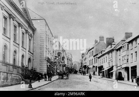 Blick auf die High Street, Haverfordwest, Pembrokeshire, Dyfed, Südwales. Stockfoto