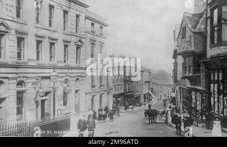 Blick auf die High Street, Haverfordwest, Pembrokeshire, Dyfed, South Wales. Stockfoto